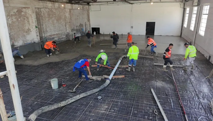 Colocación de concreto con tubería en una nave