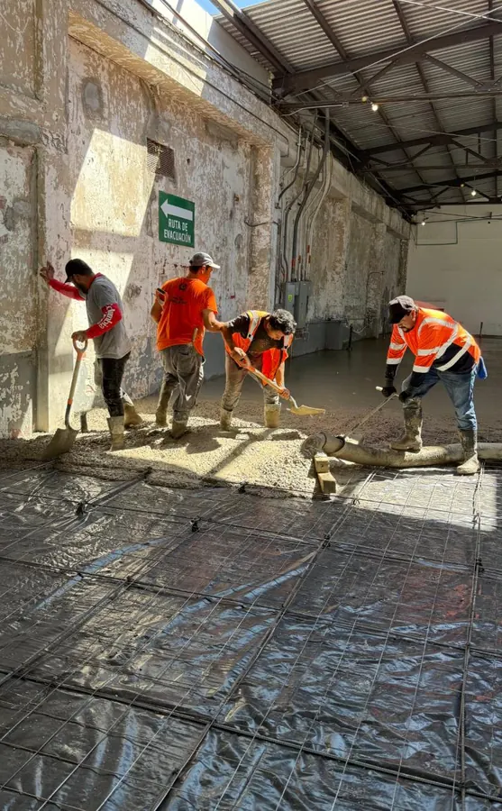 Cuadrilla colocando concreto con tubería
