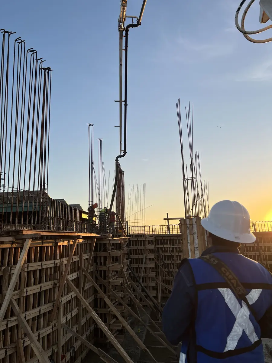 Asesor de Concretos del Pacífico supervisando un colado en obra